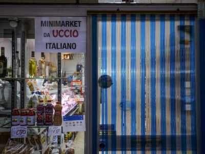 Prima di entrare per� gli chiediamo il perch� di un cartello posto sulla vetrina sul quale � riportata, accanto al nome del negozio, la parola �italiano�